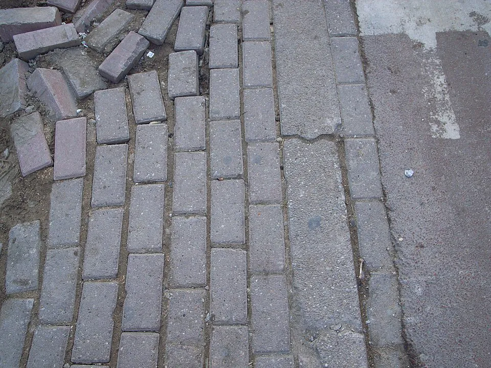 Пешеходные дорожки в парке разбиты — Шуя